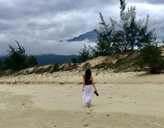 Tran Cam di tren cat