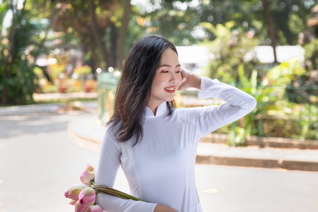 Thieu nu ao dai trang