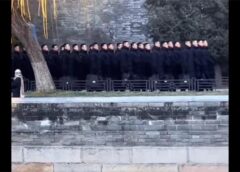 Bắc Kinh căng thẳng, nhóm lớn người mặc đồ đen tập trung gần Trung Nam Hải