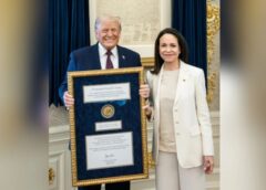 Ủy ban Nobel lên tiếng sau khi ông Trump được tặng huy chương