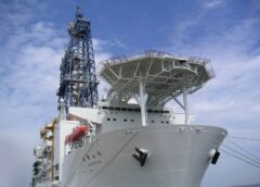 Nhật Bản lần đầu hút thành công bùn đất hiếm từ độ sâu 6000 mét dưới đáy biển