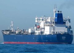 Chiến hạm Nga hộ tống tàu dầu qua eo biển Manche